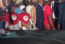 Arrivée du corps de M’Mah Sylla : de l’émotion et des larmes à l’aéroport de Gbessia