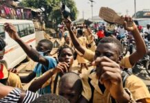 Grogne des collégiens de Gbessia: le maire de Matoto joue les sapeurs-pompiers