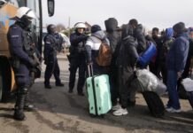 Ukraine : le colonel Mamadi Doumbouya vole financièrement au secours des Guinéens en difficulté.