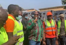 Matoto: le ministre Morissanda Kouyaté participe à la campagne d’assainissement de la commune