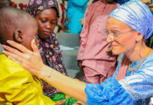 Inondations à Coyah: la Première Dame offre des vivres et divers articles aux victimes
