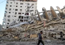 C’est une pratique devenue courante ces derniers temps à Conakry. Après l’écrivain Tierno Monénembo, un avocat vient d’être victime d’une visite des personnes indésirables à son domicile. Il s’agit de Maître Thierno Souleymane Baldé, l’avocat des victimes de répression du régime Condé. L’acte s’est produit mardi, 04 juin 2024 à son domicile de Kobaya. “Je vous informe qu’une douzaine de policiers ont fait une descente chez moi aujourd’hui, mardi 4 juin, vers 17: 00 à Kobaya marché. D’après les voisins, il s’agit d’un pick-up de la CMIS accompagné d’une voiture BMW de couleur cendre. Ils ont frappé à la porte mais la femme de ménage a refusé d’ouvrir la porte. Ils ont escaladé la porte principale et se sont introduits dans la cour. Ils ont fouillé partout et ont cassé une des fenêtres de l’annexe où il y a beaucoup d’effets. Ils ont essayé de casser les portes métalliques mais en vain. Heureusement que les chiens étaient enfermés. Autrement, je suis certain qu’ils les auraient liquidés avant de pouvoir s’introduire dans l’enceinte de la cour. Ils sont restés une trentaine de minutes avant de repartir. Dès que j’ai été informé de leur présence, je me suis immédiatement dirigé vers la maison mais ils sont partis avant que j’arrive chez moi. J’ai informé le Procureur de la république qui n’était pas au courant de cette descente. De même, j’ai informé le Directeur régional de la police qui, non plus, n’était pas informé. J’ai contacté les commissariats de Sonfonia et de Nongo mais ils ne sont pas informés non plus. J’ai contacté certains CMIS, notamment celui d’Enco5 mais ils affirment qu’ils ne sont pas informés. J’ai décidé de porter une plainte contre x pour violation de domicile et destruction de biens privés auprès du Tribunal de Dixinn dès ce mercredi. J’ai décidé aussi de saisir le Directeur national de la police avec une copie au Ministre de la Sécurité ainsi que le parquet général et le Conseil de l’ordre des avocats qui est déjà informé. Je vais adresser des lettres à toutes les autorités à tous les niveaux afin d’éviter que quelque chose m’arrive et que le gouvernement affirme n’être pas au courant. Je suis prêt à me présenter à n’importe quelle autorité et à n’importe quel moment. Il suffit juste que je sois informé d’une convocation. Ceux qui sont derrière cette descente devrait savoir qu’on ne peut pas m’intimider. Je suis prêt à donner ma vie pour les causes que je défends. Je continuerai mon travail comme d’habitude. Quiconque a un élément d’information qui pourrait me permettre d’identifier les policiers qui ont escaladé ma porte est vivement sollicité. Je me remets au bon Dieu en ce qui concerne mes jours sur cette terre. Merci de partager ce message pour me permettre d’identifier les policiers qui me cherchent.”, a déclaré Me Thierno Souleymane BALDE, Président de l’IRDED. Mamadou Oury